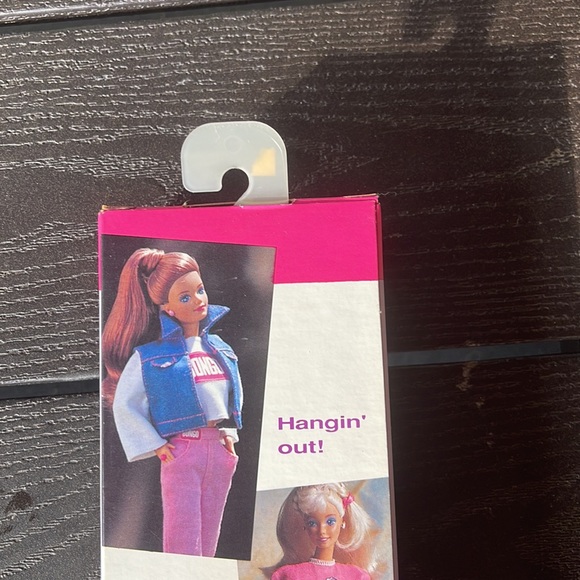 NRFB Vintage 1992 Brunette Fun-To-Dress Barbie doll - Picture 6 of 14